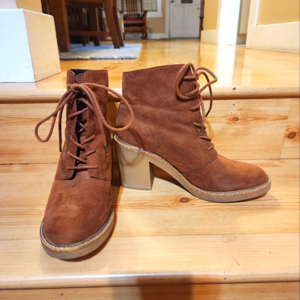 FOREVER 21 Women's Suade Ankle Boots ๐ข - Picture 7 of 9